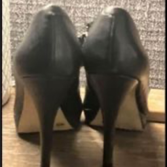 Black Vince Camuto  size 7 with slight platform pad and side zip. barely worn. - Picture 2 of 4